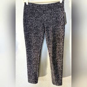 Printed cropped ankle/capri pants. Black and white prints in a stretchy fabric.